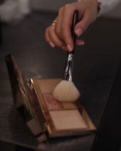 كيفية تثبيت المكياج