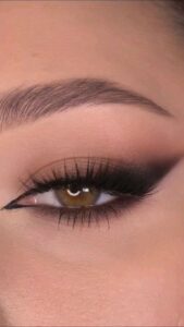 مكياج عيون سموكي للمناسبات