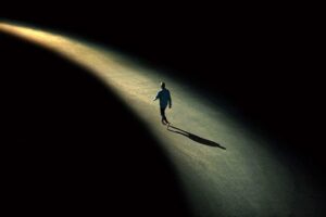 هل الوحدة اختيار أم شعور مفروض علينا؟